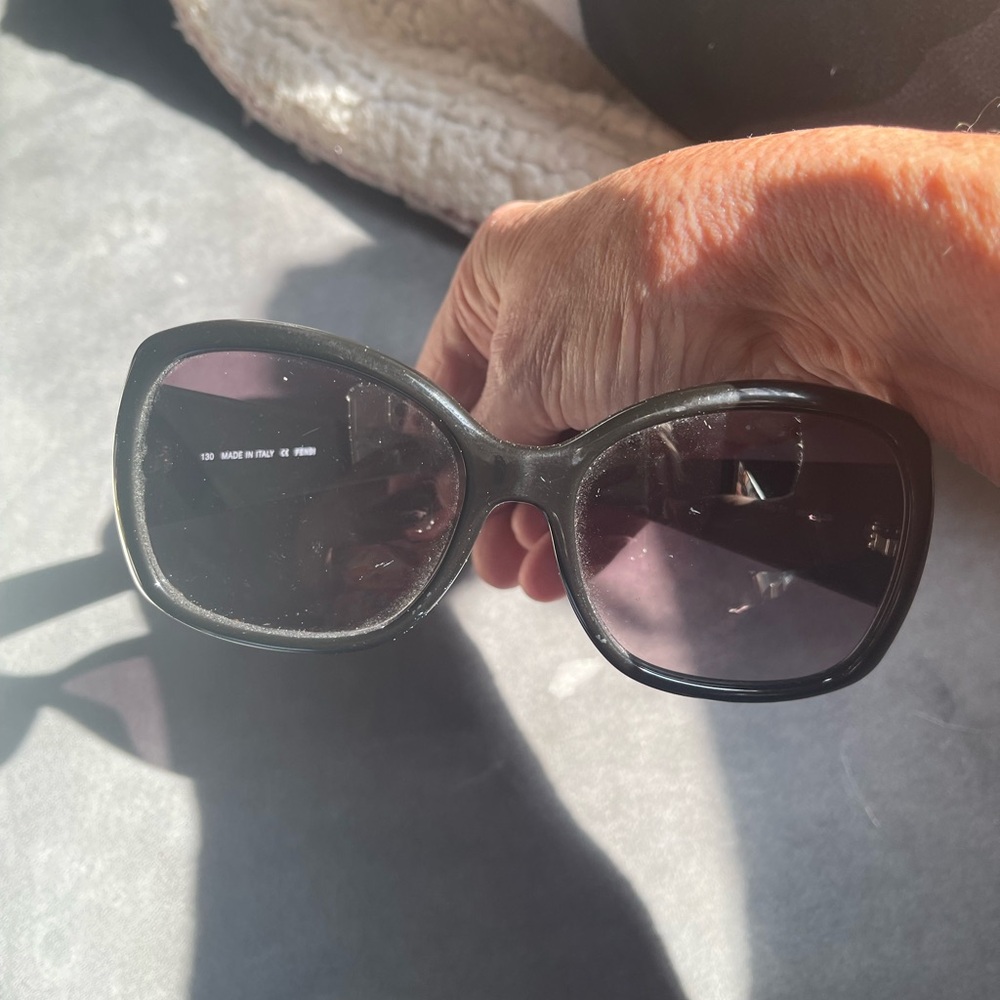 Elegant Black & gray fendi sunglasses